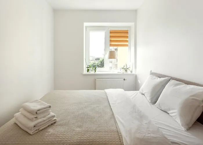 #Stayhere - Spacious & Bright 1Bdr Apartment Shopping District